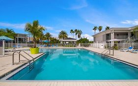 Clarion Inn&suites Across From Universal 3*